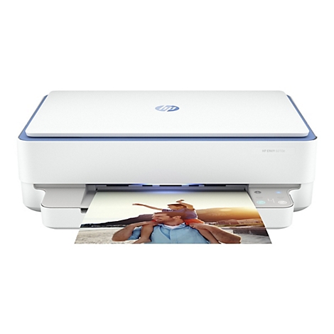 Ein weiß-blauer HP ENVY 6010e Drucker druckt ein Foto von einem Mann, der ein Kind auf den Schultern trägt, vor dem Hintergrund eines Strandes.