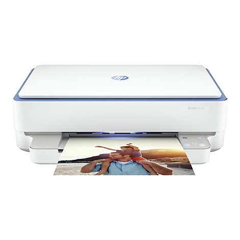 Weißer HP Envy Drucker. Ein gedrucktes Foto zeigt einen Mann, der ein Kind auf den Schultern trägt.