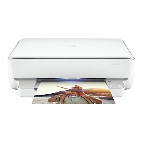 Imprimante blanche HP Envy 6022e, imprimant une photo; un père portant son enfant sur ses épaules.