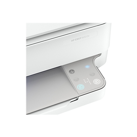 Gros plan d'une imprimante HP ENVY 6022e blanche. La surface comporte des commandes avec des icônes et un symbole Wi-Fi bleu éclairé.