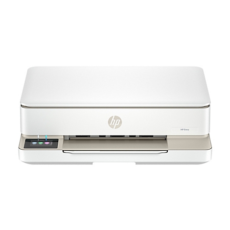 Ein weißer HP Envy Drucker. Auf der Oberfläche befinden sich Bedienknöpfe und ein Display. Darunter befindet sich eine Ausgabefach. Das HP Logo ist gut sichtbar.