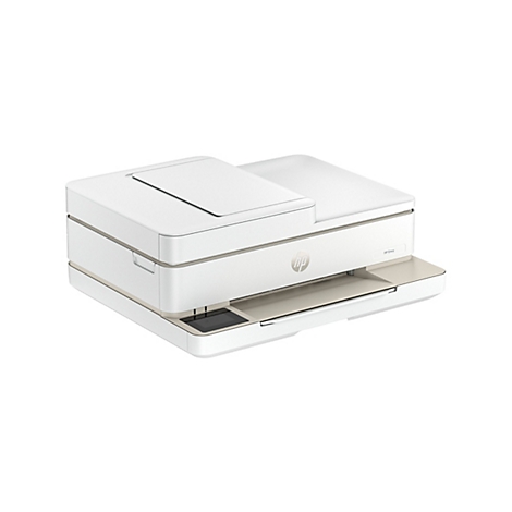 Ein weißer HP Envy Drucker auf weißem Hintergrund. Der Drucker hat eine eckige Form mit abgerundeten Ecken und eine eingezogene Papierausgabevorrichtung.