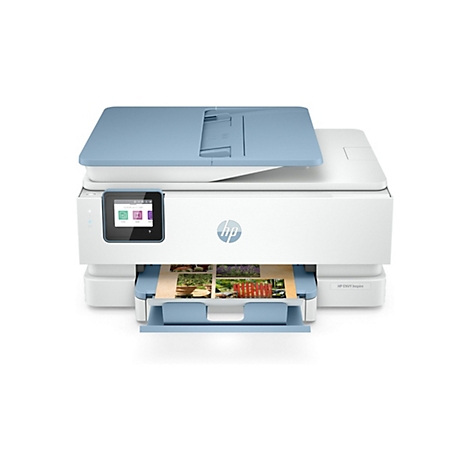 Une imprimante HP Envy Inspire blanche avec des touches bleu clair et un écran couleur. Une feuille avec des images est dans le bac de sortie.