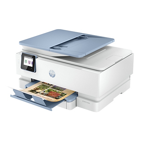 Une imprimante HP ENVY Inspire blanche imprimant une feuille de papier colorée avec des photos. Le bac ouvert est bleu clair.