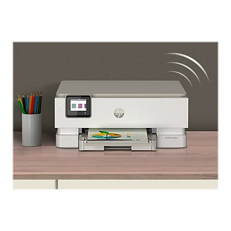 Ein weißer HP Envy Inspire Drucker auf einem Holzschreibtisch, mit ausgedrucktem Blatt. Drahtlose Signale werden angedeutet. Links Stifte in einem Becher.