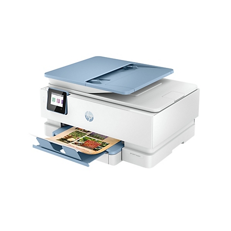 Ein weißer HP ENVY Inspire Drucker mit hellblauen Akzenten, Papierausgabe mit Bild bedruckt.