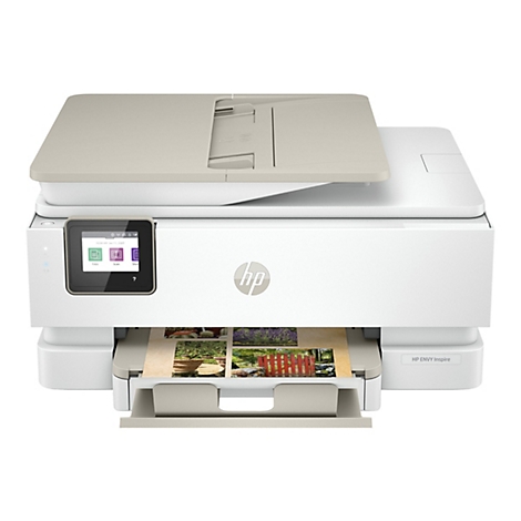 Imprimante HP Envy blanche avec photos imprimÃ©es. Couvercle gris clair sur le dessus et Ã©cran tactile.