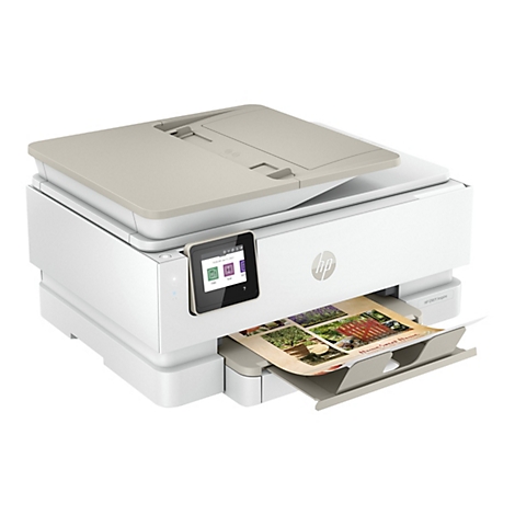 Une imprimante multifonction HP blanche avec Ã©cran couleur, papier imprimÃ© dans le bac de sortie et couvercle ouvert.