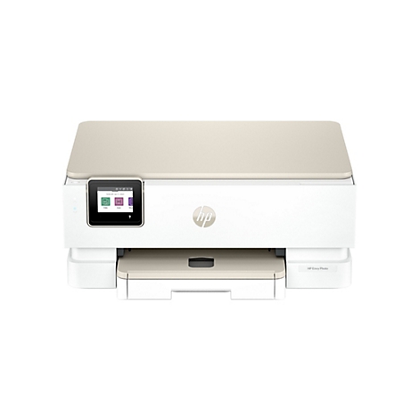 Ein weißer HP Envy Photo Drucker mit beigefarbenem Deckel und Bedienfeld. Auf dem Bedienfeld ist ein kleines Display mit Optionen wie "Kopieren", "Scannen" und "Shortcut" zu sehen. Das HP-Logo ist mittig platziert.