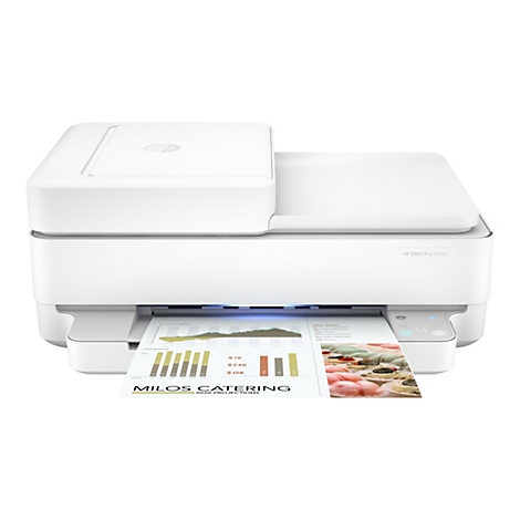 Weißer Drucker HP Envy Pro 6430e, vor weißem Hintergrund. Auf dem Papier sind Diagramme, Texte und Torten abgebildet.