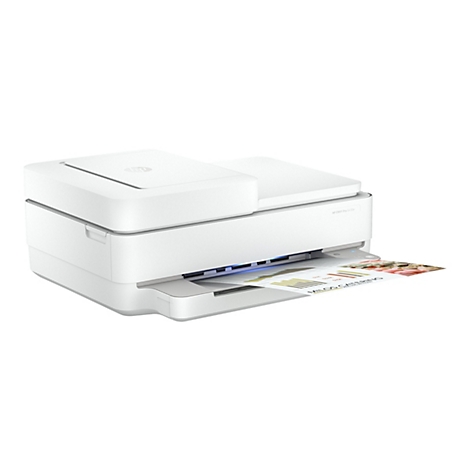Weißer HP Envy Pro 6430e Drucker druckt Papier mit Diagrammen und Text.