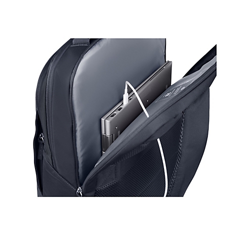 Ein schwarzer Rucksack mit einem Laptop im gepolsterten Innenfach, inklusive angeschlossenem weißem Ladekabel.