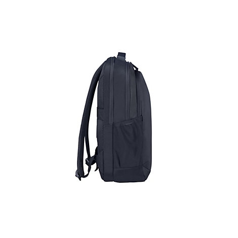 Dunkelblauer Rucksack im Profil vor weißem Hintergrund. Sichtbar sind Träger, Reißverschluss, Netzgewebe und Seitentasche.