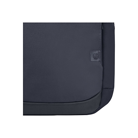 Nahaufnahme einer dunkelgrauen Laptoptasche mit HP Logo. Der untere Teil ist abgerundet und besteht aus dunklerem Material.