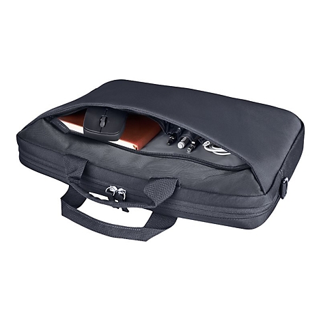 Schwarze Laptoptasche mit geöffnetem Frontfach, in dem eine Maus, ein Notizbuch, Stifte und Kabel verstaut sind.