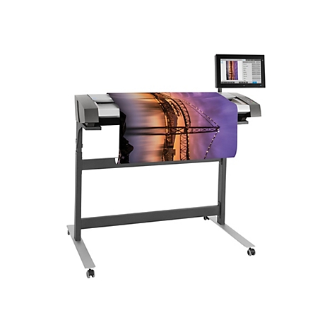 Ein Großformatdrucker mit einer Rolle, die ein Landschaftsfoto zeigt. Das Gerät steht auf einem Ständer mit Rollen. Rechts befindet sich ein Bildschirm mit Bedienelementen.