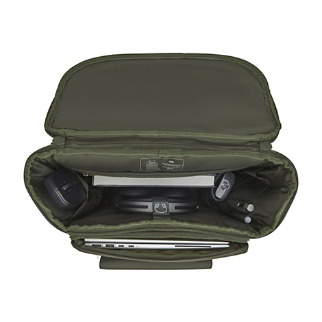 Offener, olivgrüner Rucksack, gefüllt mit Laptop, Kopfhörern, Notizbuch, Maus und Zubehör.