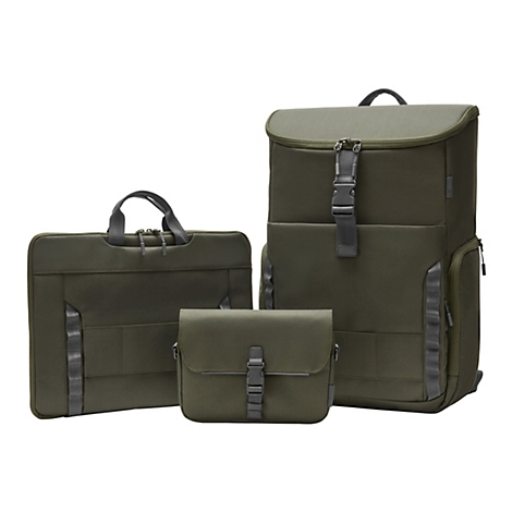 Drei grüne Taschen: eine Aktentasche, eine Umhängetasche und ein Rucksack. Die Taschen haben graue Gurte und Verschlüsse.