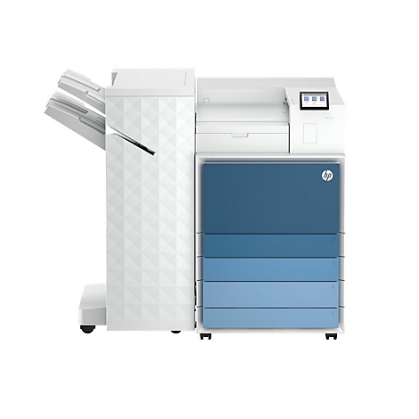 Ein großer, weißer Drucker mit blauen Akzenten, darunter das HP-Logo, steht vor weißem Hintergrund. Der Papiereinzug ist geöffnet.