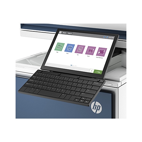 Ein schwarzes Tablet-Keyboard liegt auf einer multifunktionalen HP-Druckmaschine mit Touchscreen. Auf dem Touchscreen werden Optionen wie Kopieren, Drucken und Scannen angezeigt. Auf dem Gehäuse befindet sich ein HP-Logo.