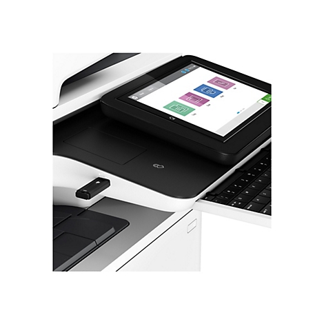 Nahaufnahme eines weißen Multifunktionsdruckers. Auf dem Touchscreen werden Optionen wie 'Kopieren', 'Scannen', 'Drucken' und 'Faxen' angezeigt. Eine Tastatur ist ebenfalls sichtbar.