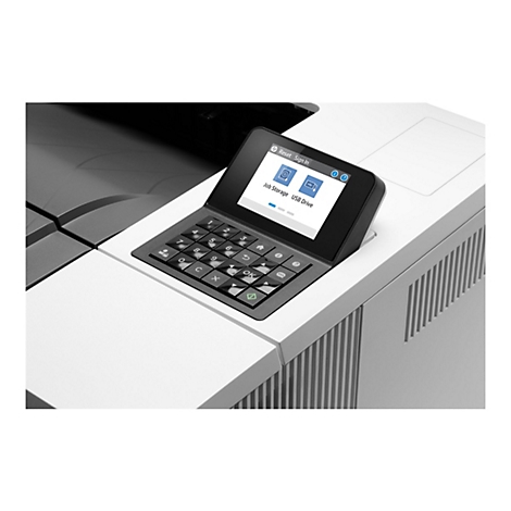 Nahaufnahme eines schwarzen Bedienfelds eines Druckers. Es zeigt einen Touchscreen mit Optionen und eine Tastatur mit Ziffern und Funktionstasten.