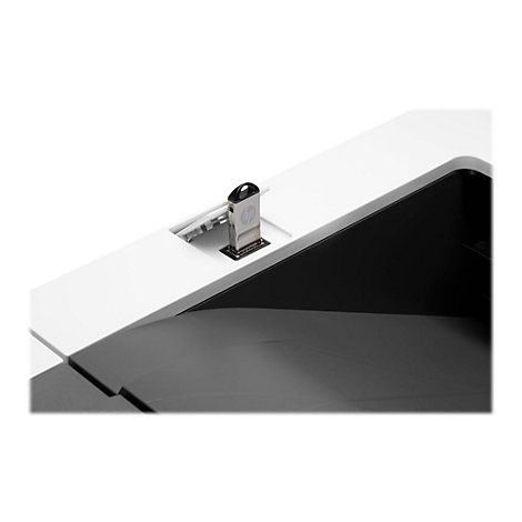 Nahaufnahme einer silbernen USB-Verbindung, die in einen weiÃŸen Schreibtisch eingesetzt ist. Der Schreibtisch hat eine schwarze, gewÃ¶lbte Kante.