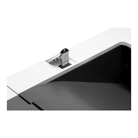 Nahaufnahme eines USB-Sticks von HP, der in einen USB-Anschluss eingesteckt ist. Der Hintergrund ist weiß.