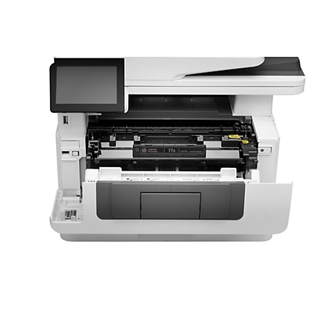 Ein weißer Drucker mit geöffneter Klappe, Blick ins Innere mit Tonerpatrone. Oben ein Bildschirm.