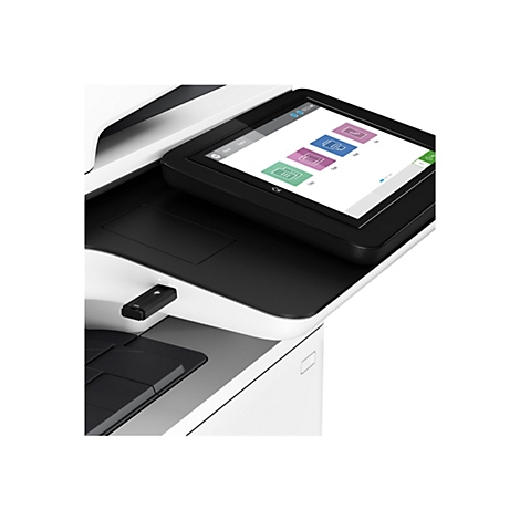Nahaufnahme eines schwarzen Druckers mit Touchscreen, auf dem verschiedene Funktionen angezeigt werden, und einem USB-Stick.