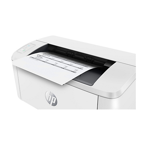 Ein weißer Drucker, der ein bedrucktes Blatt ausgibt. Auf dem Blatt sind Tabellen mit Zahlenkolonnen zu sehen.
