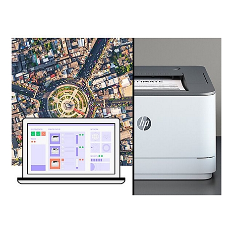Laptop mit Druckerstatus, Stadtansicht und Drucker vor grauem Hintergrund. Der Drucker druckt.
