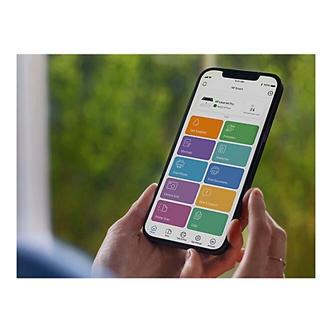 Person hält Smartphone mit HP Smart App. App-Icons: Zubehör besorgen, Druckbares, Shortcuts, Mobile Fax, Fotos drucken, Dokumente drucken, Kamera scannen, Hilfe & Support, Drucker scannen, Kopieren.