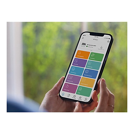 Hände halten ein Smartphone mit HP Smart App. Auf dem Bildschirm sind App-Optionen zu sehen.