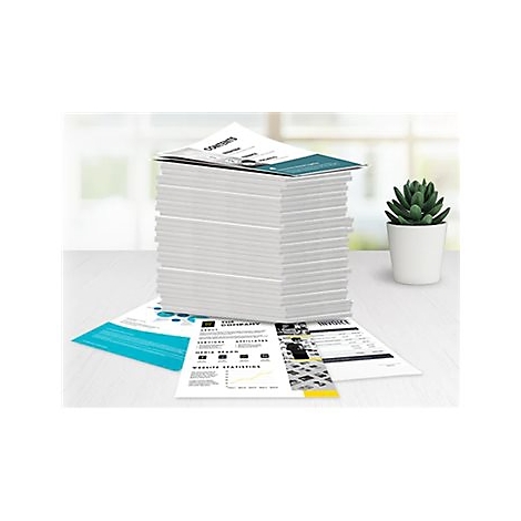 Une pile de papiers blancs sur une table, avec quelques feuilles imprimées en dessous. Une petite plante en pot sur la droite.