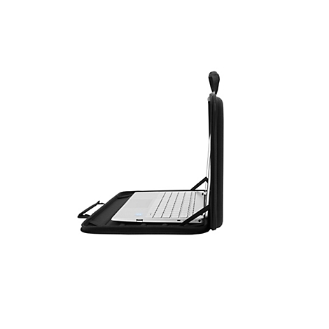 Ein Laptop liegt halb geöffnet in einer schwarzen Tasche. Der Reißverschluss ist sichtbar. Der Hintergrund ist weiß.