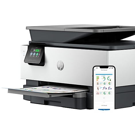 Een witte HP multifunctionele printer met bedieningspaneel, daarnaast een smartphone met app-weergave.