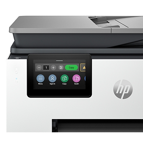Close-up van een witte HP-printer met een zwart touchscreen. Het scherm toont opties zoals kopiëren en scannen.