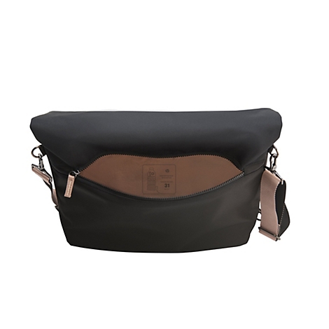 Schwarze Umhängetasche mit braunem Innenfutter. Reißverschluss, verstellbarer Riemen und Logo.