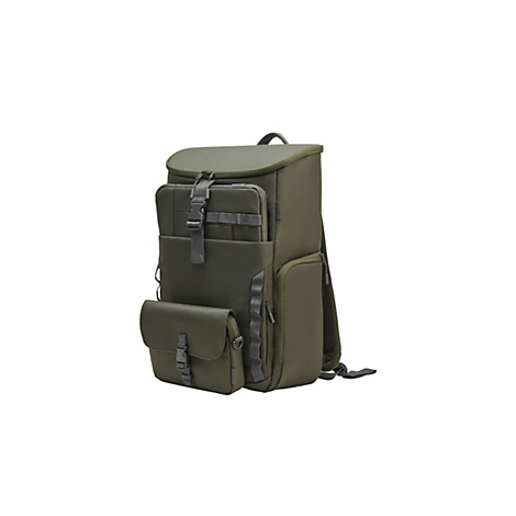 Ein olivgrüner Rucksack mit aufgesetzten Taschen und Steckverschlüssen vor weißem Hintergrund.