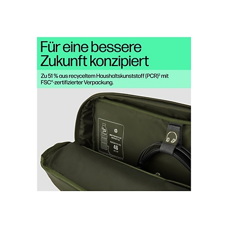 Innenansicht einer grünen Tasche mit HP-Hinweis auf recycelte Materialien und Kopfhörern.