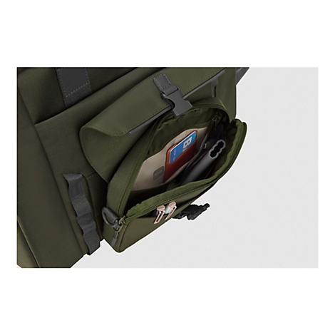 Nahaufnahme einer olivgrünen Tasche mit offenem Fach. Sichtbar sind ein Kartenfach, ein Handy und ein kleines Kabel. Das Fach ist mit einem Reißverschluss versehen.