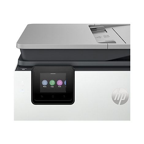 Nahaufnahme eines HP-Multifunktionsdruckers. Der Drucker hat eine graue Oberseite und eine weiße Basis. Ein schwarzer Bildschirm mit den Optionen „Menü“, „Kopieren“ und „Scannen“ ist zu sehen.