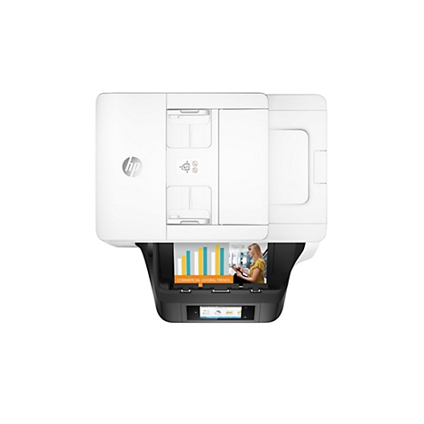 Ein weißer HP Drucker, oberhalb der Anzeige eine Frau, die ein Tablet hält, darauf Diagramme.