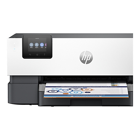 Ein weißer HP Drucker mit Farbdisplay, auf dem Menü, Anmelden, Drucken und andere Symbole angezeigt werden. Im Drucker wird ein farbiges Informationsblatt ausgedruckt.