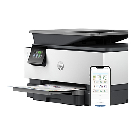 Ein HP OfficeJet Pro-Multifunktionsdrucker. Auf dem Touchscreen-Display werden Optionen zum Kopieren, Scannen und Drucken angezeigt. Ein Smartphone zeigt eine Druckvorschau.