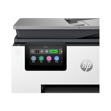 Nahaufnahme eines weißen HP-Druckers mit Touchscreen-Bedienfeld, auf dem Optionen wie "Kopieren", "Scannen" und "Drucken" angezeigt werden.