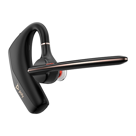 Schwarzes Mono-Bluetooth-Headset Poly Voyager mit roségoldenen Akzenten vor weißem Hintergrund.