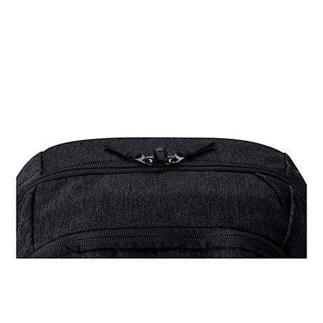 Nahaufnahme eines schwarzen Rucksacks mit Reißverschluss, Fokus auf dem Reißverschluss und dem Stoff.