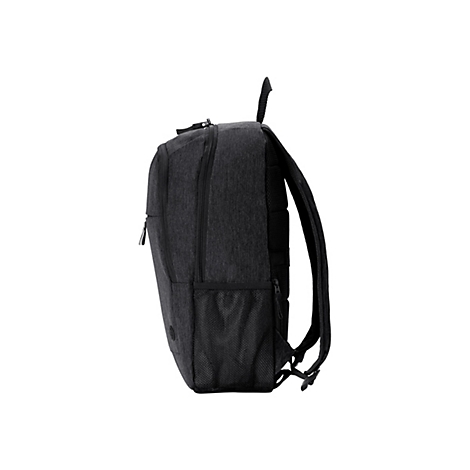 Ein schwarzer Rucksack, seitlich betrachtet, vor weißem Hintergrund. Der Rucksack hat ein minimalistisches Design, mit Reißverschlüssen und Netzfächern.